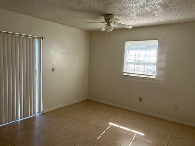 Building Photo - Well maintained 1/1 in a 55+ community