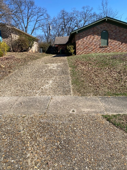 Building Photo - 9006 Woodbine Dr