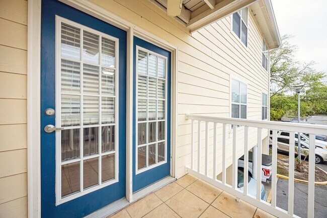 Building Photo - 2421 Beachview Dr