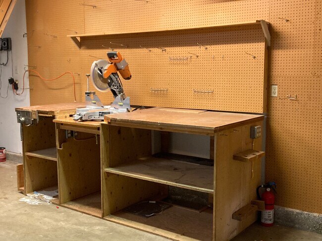 Building Photo - 1382 Love Way