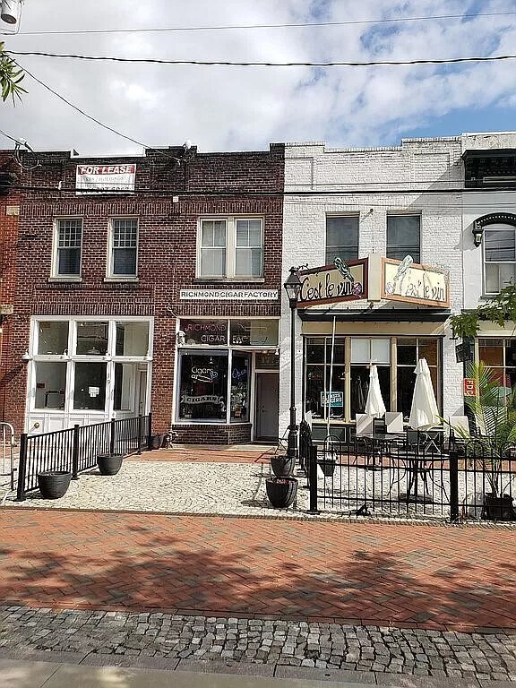 Front entrance view - 17 N 17th St