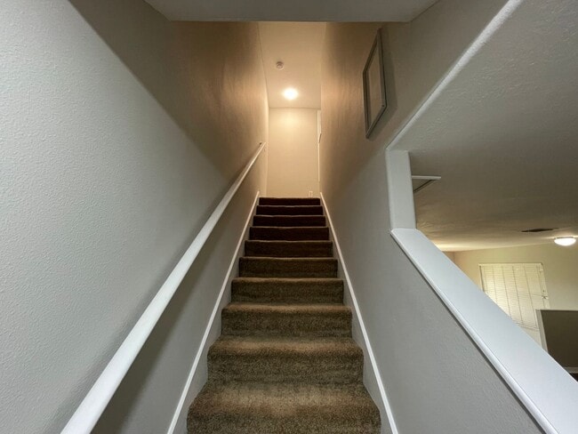 Building Photo - Beautiful End-Unit Townhome in Gated Eilan...