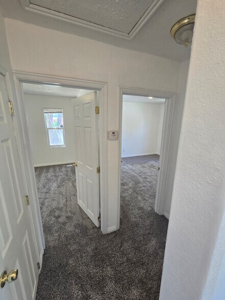 Building Photo - 509 W 200 S