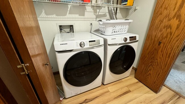 Building Photo - $1,800 | 3 Bedroom, 2 Bathroom Town Home |...