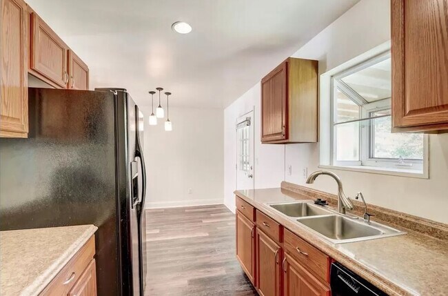Building Photo - 100 Sadler Ct