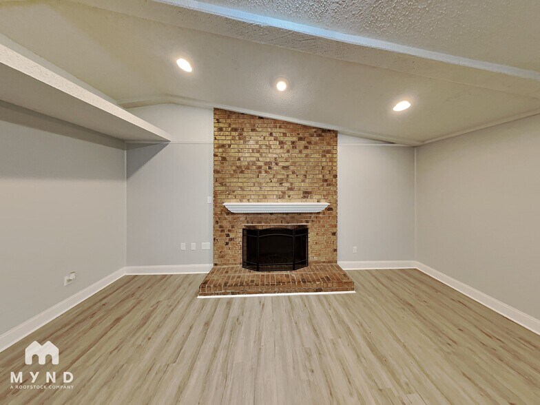 Building Photo - 1303 Hillsdale Dr