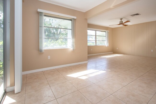 Building Photo - "Charming Sarasota Retreat: Spacious 3-Bed...