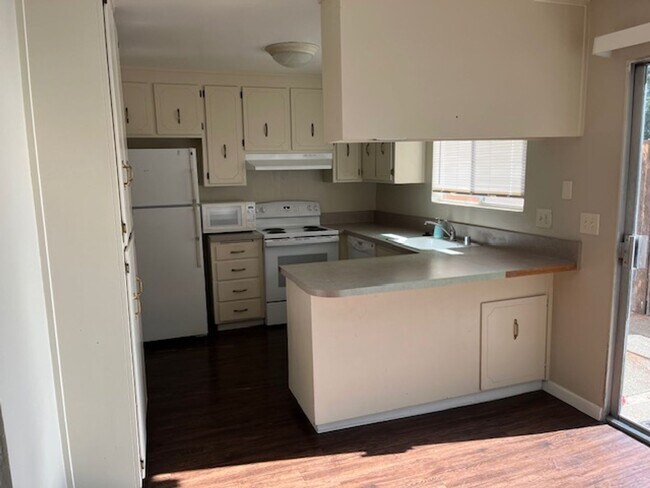 Building Photo - 3 bedroom 1.5 bathroom condo in Davis