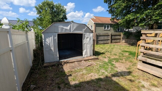 Building Photo - Newly renovated 2-bedroom, 1-bathroom home...
