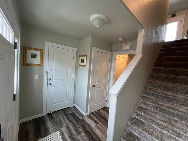 Building Photo - Cozy & Spacious Townhome for Rent