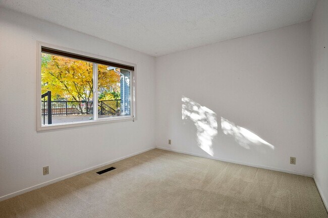 Building Photo - Spacious Home ! Huge living room, 2nd family room, kitchen nook and extra room off kitchen. Large...