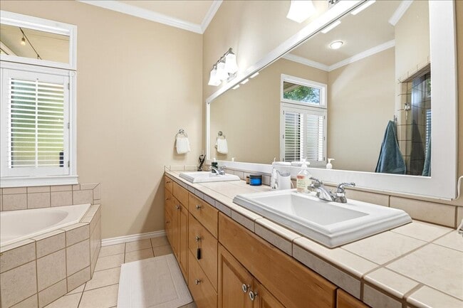 Building Photo - Luxury Living in Southeast Boise, 3-Car Garage, Hot Tub & Flexible Bonus Loft & Private/Secure Wo...