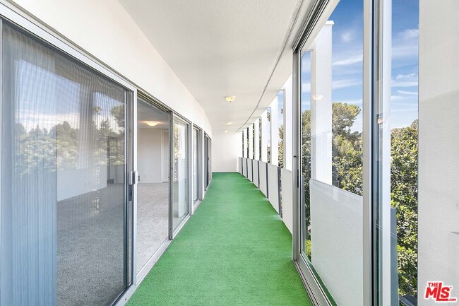 Building Photo - 825 S Gretna Green Way