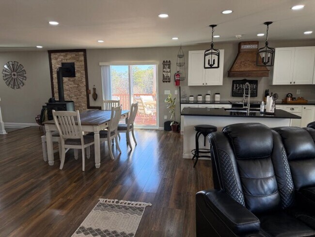 Building Photo - Dandridge 37725 - FULLY FURNISHED 3 bedroom, 2 bath Updated Basement Ranch on 1+ Acre. Pets Welco...