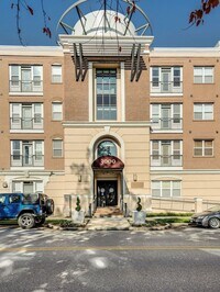 Building Photo - Spacious 3BR/2BA end unit at Bristol West ...
