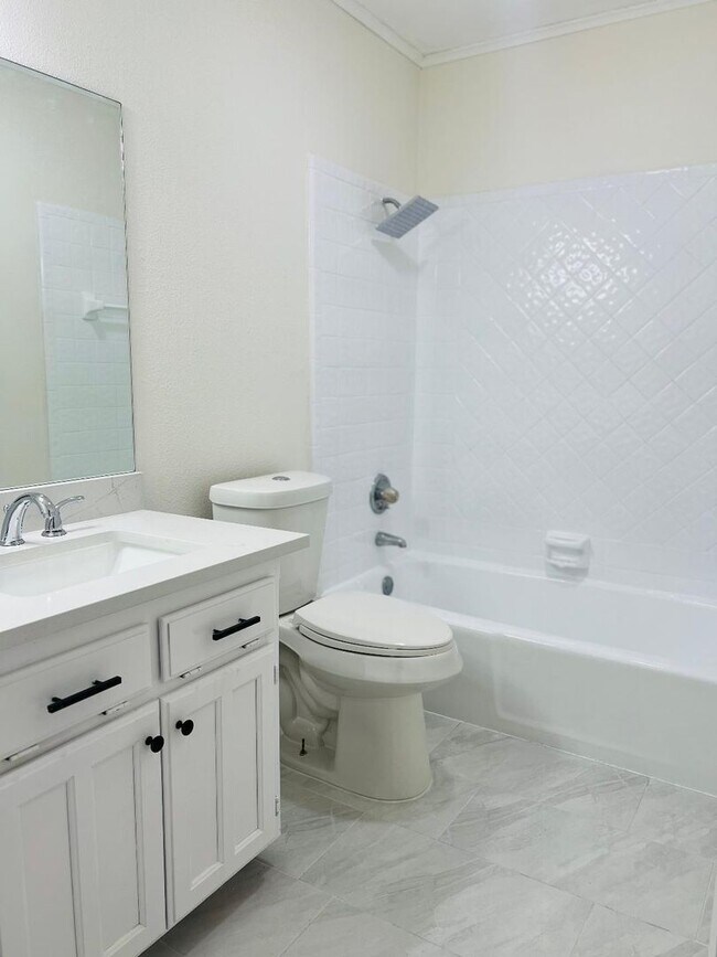 Building Photo - Welcome to this inviting 3-bedroom, 2-bathroom home in the heart of Cleburne, perfectly suited fo...