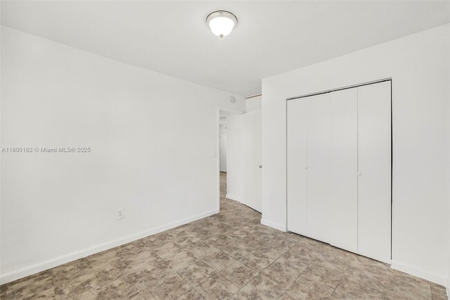 Building Photo - 126 SW 18th Ave