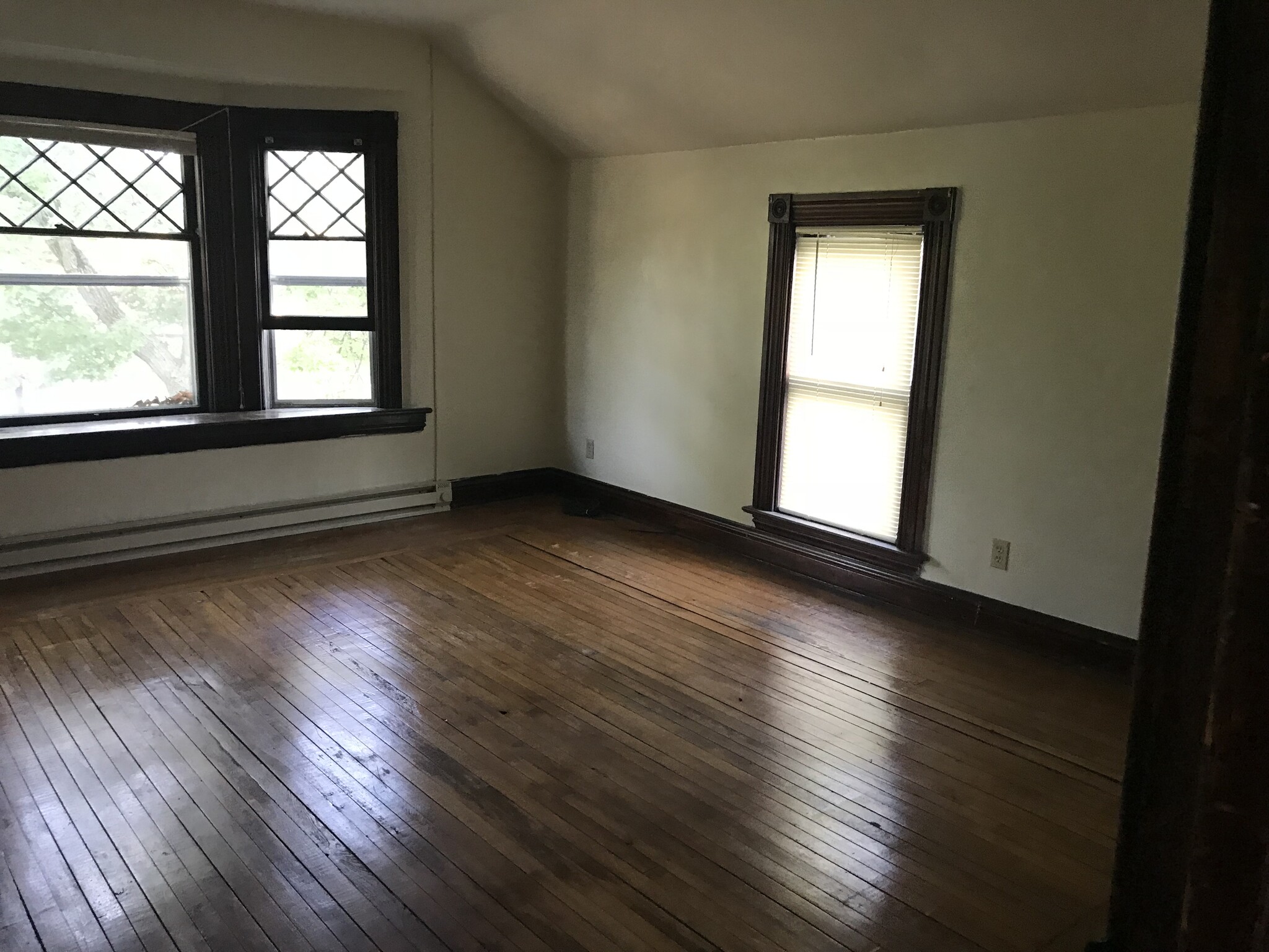 Livingroom - 404 N Main St