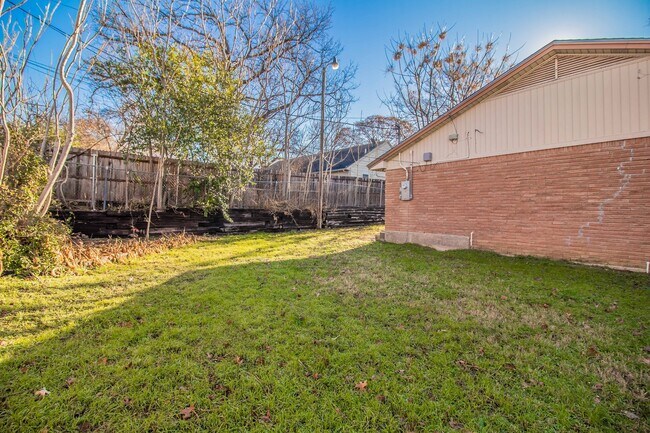 Building Photo - SOUTH HILLS Home on Large Corner Lot!!!!