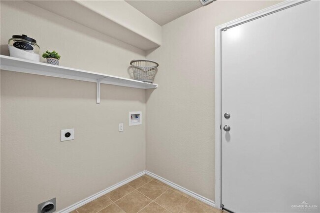 Building Photo - 33 Kika De La Garza St