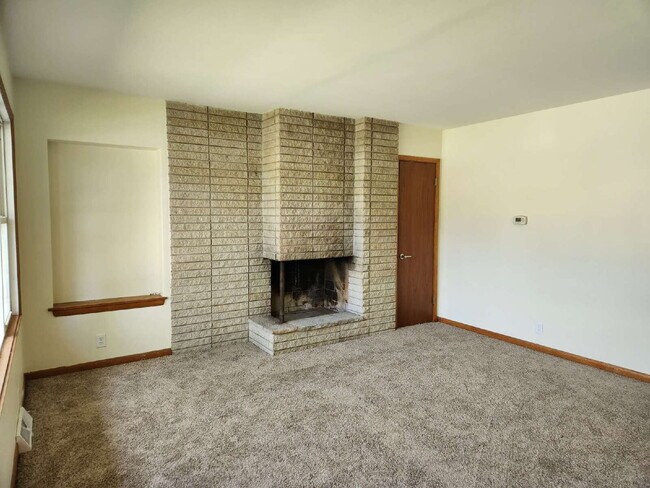 Building Photo - GREAT Location  2 Bedroom side by side duplex  $1395/monthly