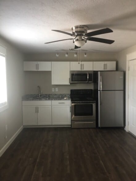 Primary Photo - 320 E Main St