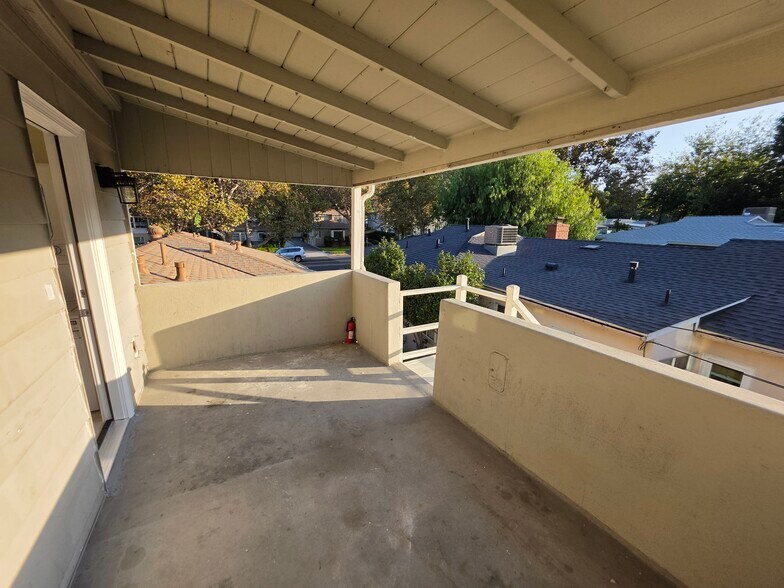 Building Photo - 2913 W Riverside Dr