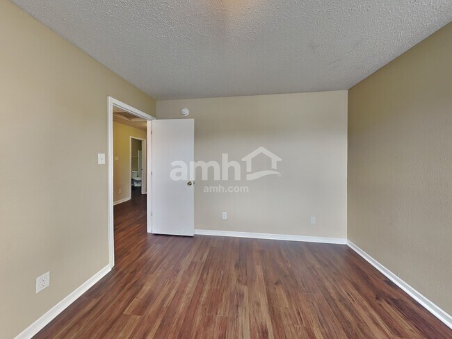 Building Photo - 536 Runnymede Ct