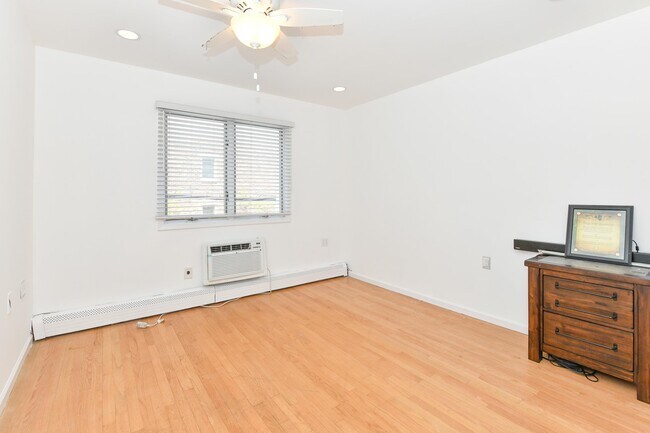 Building Photo - 533 Madison St
