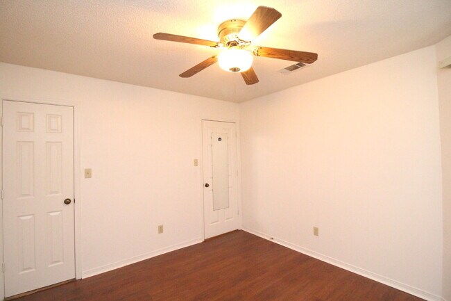 Building Photo - NE Pensacola 2BR/2BA with Ensuite, Dining ...