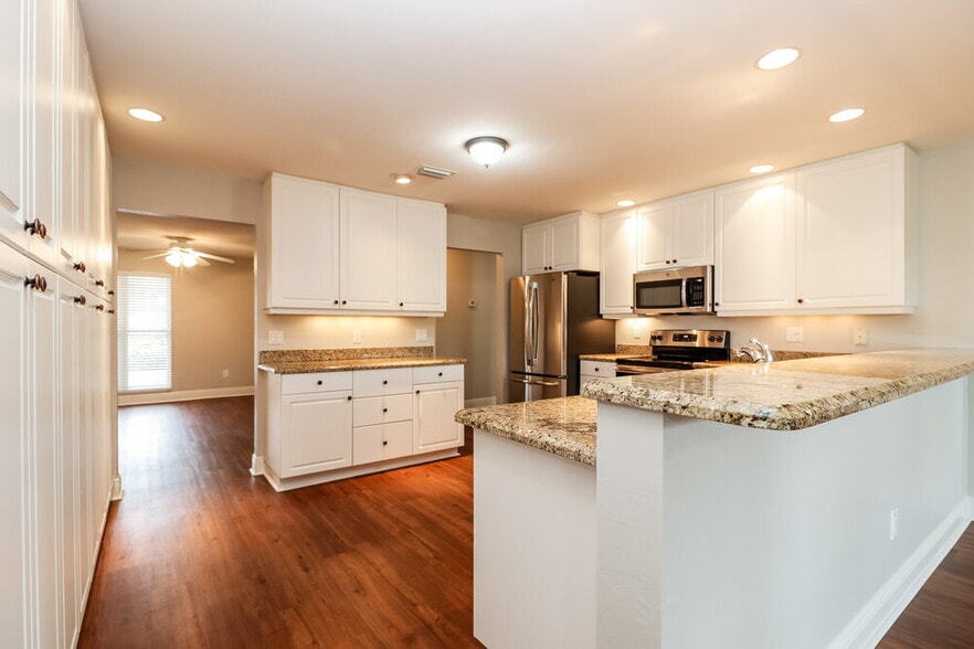 Building Photo - 2228 Treehaven Cir