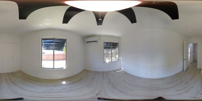Building Photo - Beautifully Remodeled Detached 2 Bed 1 Bath Home with yard and pet friendly!