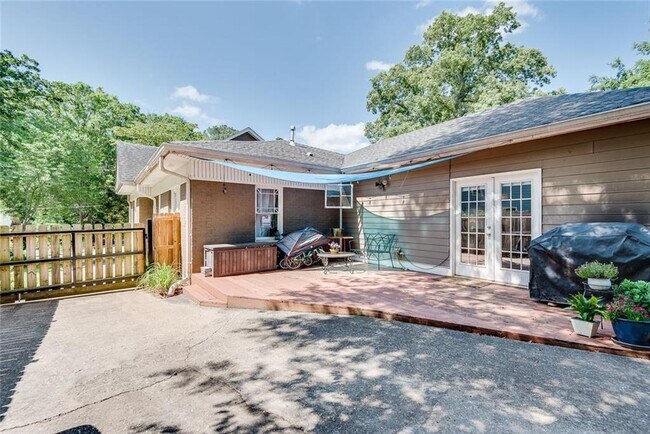Building Photo - 2104 Delano Dr NE