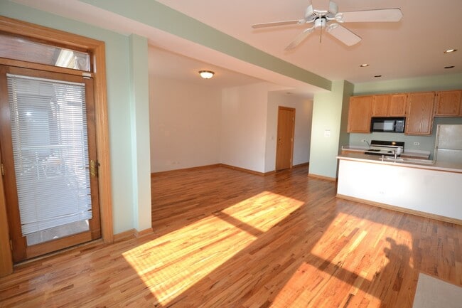 Building Photo - Pet Friendly 3 Bed 2 Bath Top Floor Unit