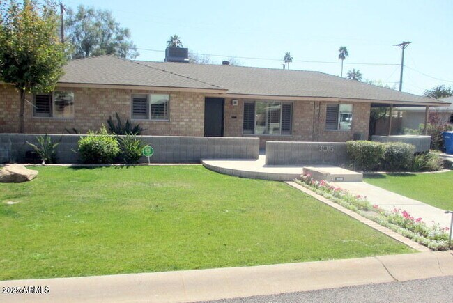Primary Photo - 3015 E Montecito Ave