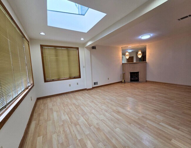 Building Photo - 911 80th St