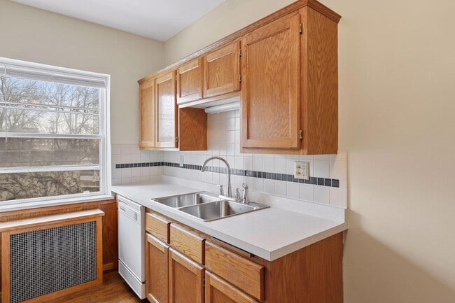 Building Photo - 3136 W Bde Maka Ska Blvd