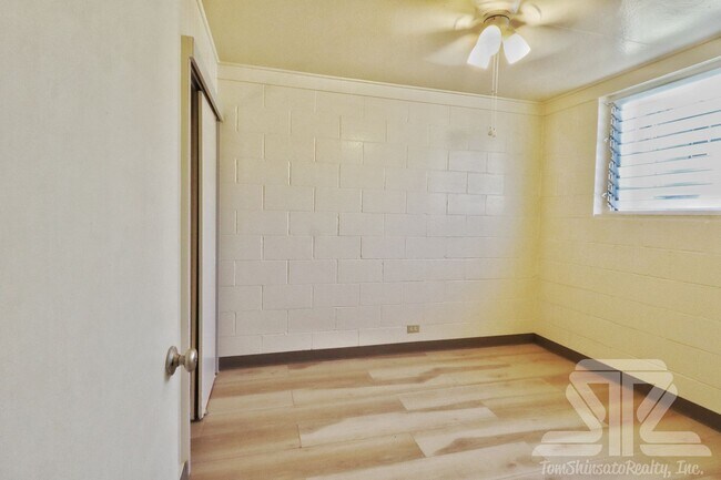 Building Photo - 1152