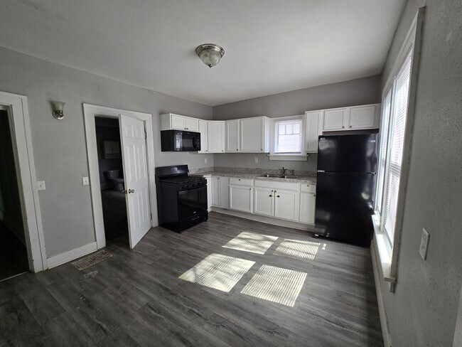 Building Photo - 5 Bedroom House