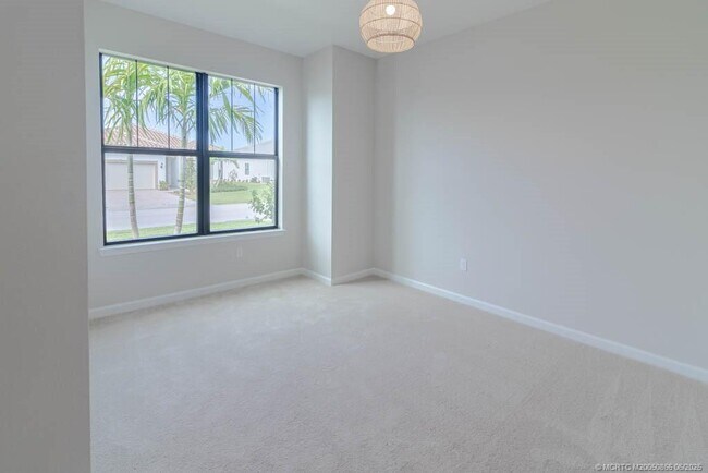 Building Photo - 861 SE Courances Dr
