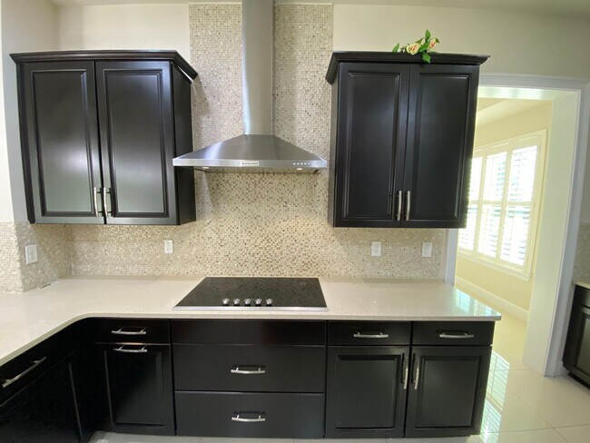 Building Photo - Exquisite 6-Bedroom Estate with Private Po...