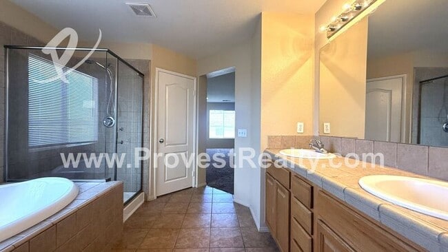 Building Photo - 9495 Apricot Ct