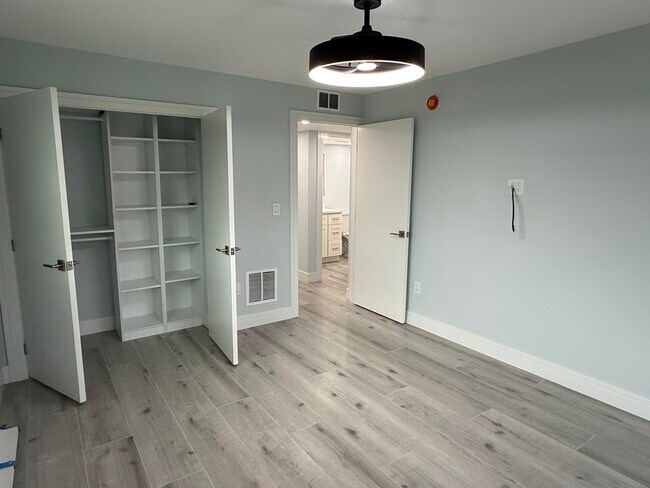 Building Photo - 216 Normandy Ln