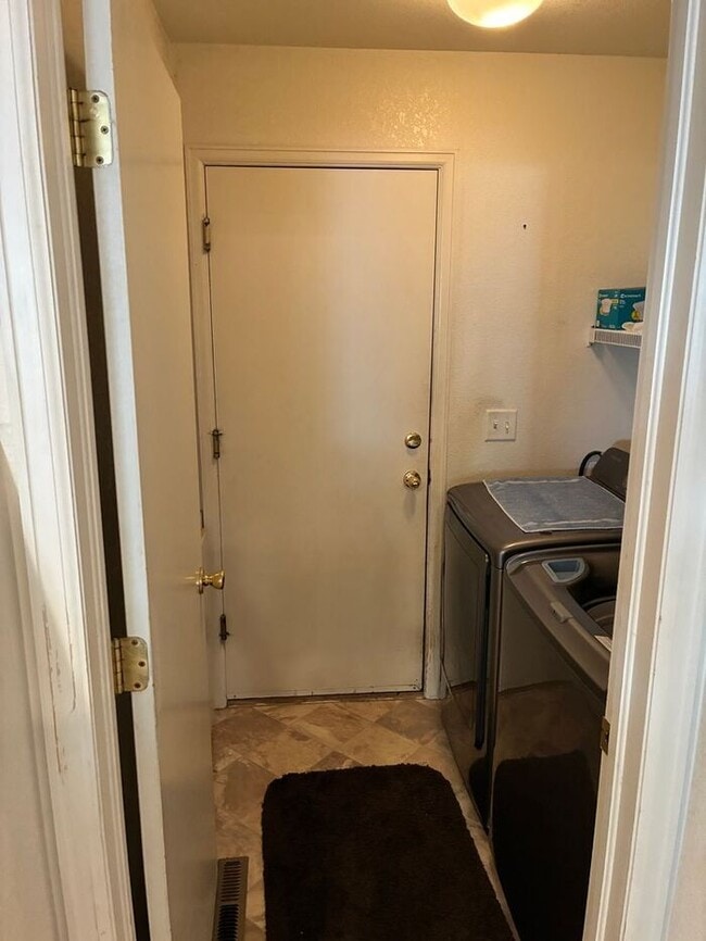Building Photo - 3 Bedroom, 2.5 Bath Townhome with 2 Car At...