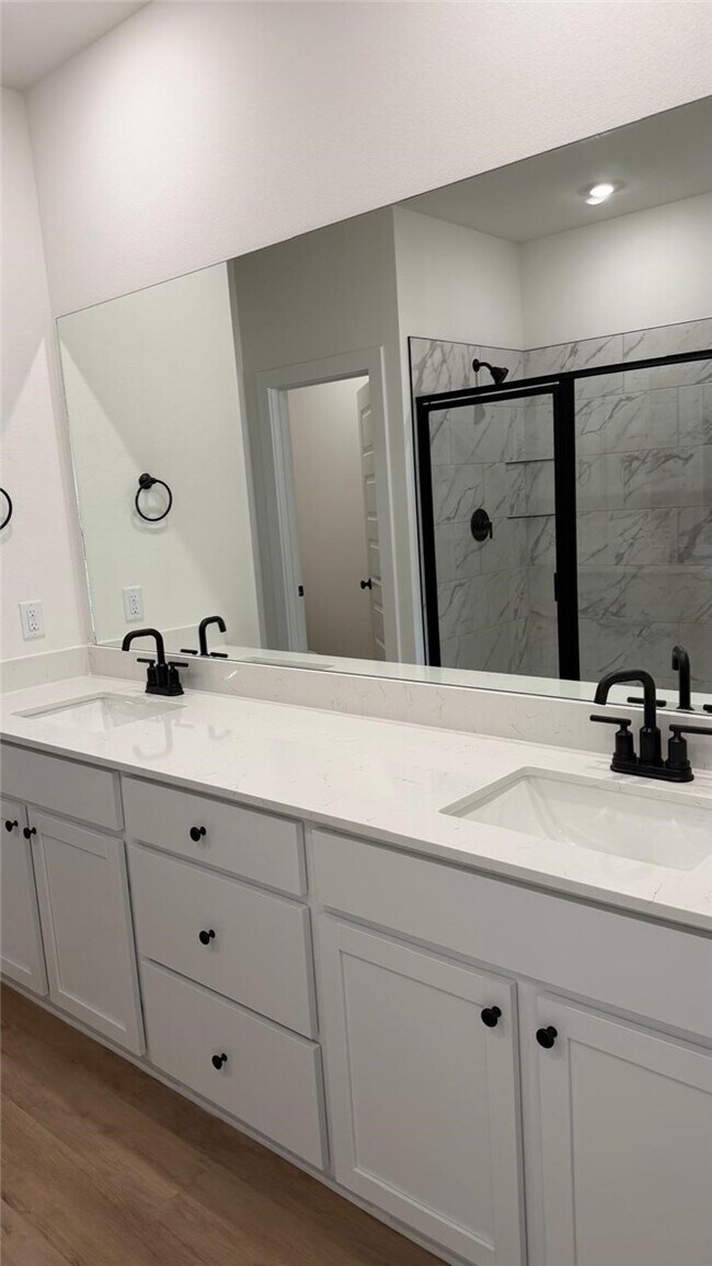 Building Photo - 2330 Longfellow Dr