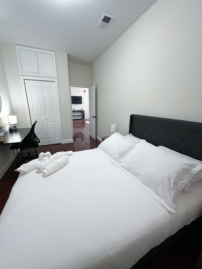 Building Photo - 207 N 11th St