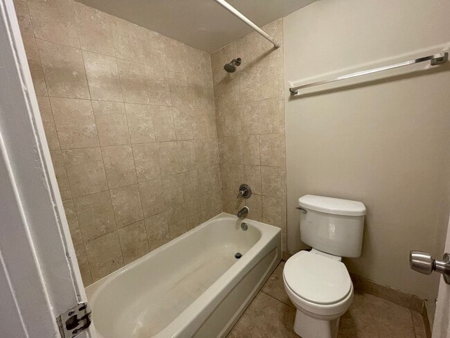 Building Photo - Great Location! 1BR/1BA Carrington Park Co...