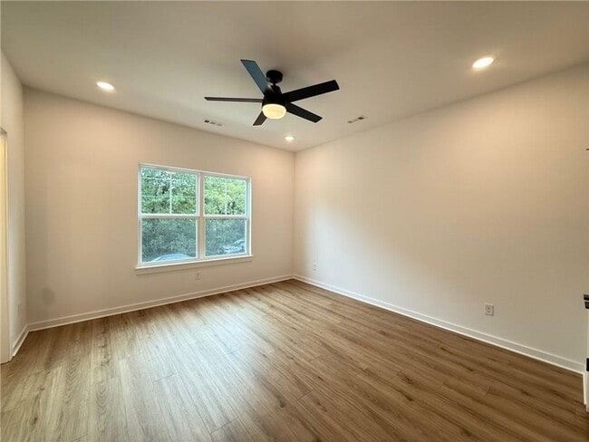 Building Photo - Nice Townhouse Near Campus