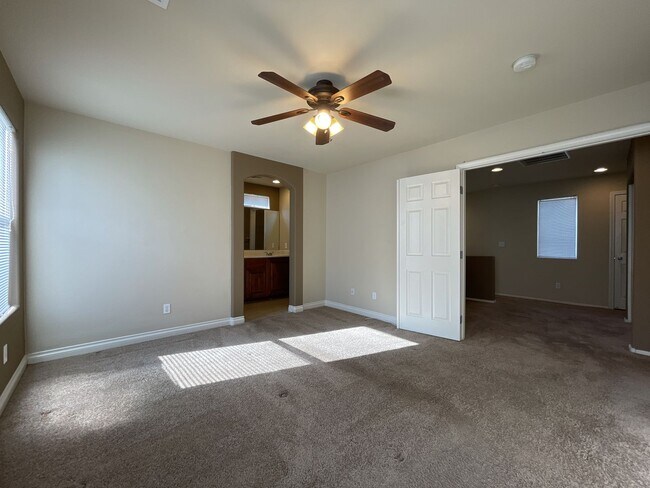 Building Photo - Spacious 3-Bedroom Home in the Northwest L...