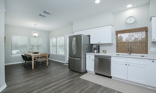 Building Photo - 131 Pine Rd